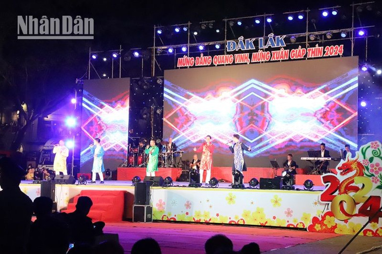 Chương trình nghệ thuật gồm các tiết mục nghệ thuật ca, hát, múa đặc sắc, vui tươi, phấn khởi chào đón năm mới. Chương trình nghệ thuật gồm các tiết mục nghệ thuật ca, hát, múa đặc sắc, vui tươi, phấn khởi chào đón năm mới.