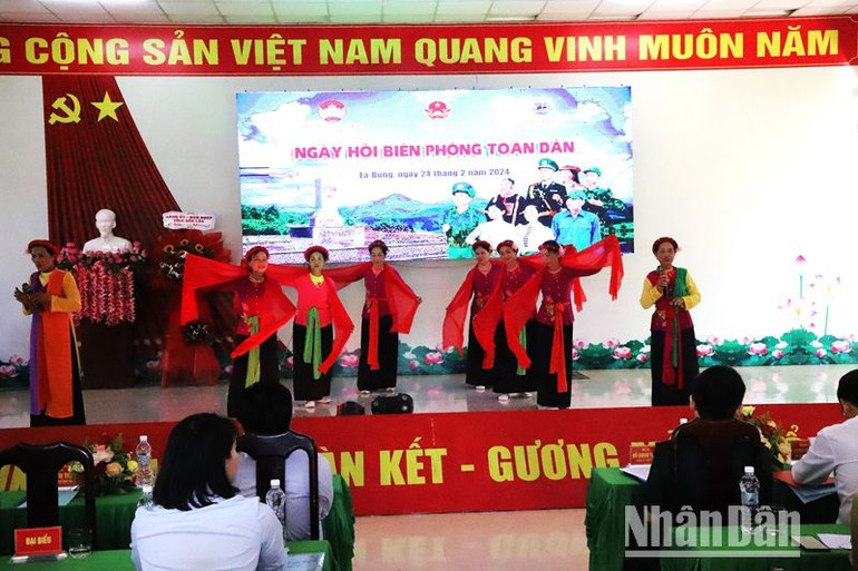 Văn nghệ chào mừng Ngày Biên phòng toàn dân trên khu vực biên giới.