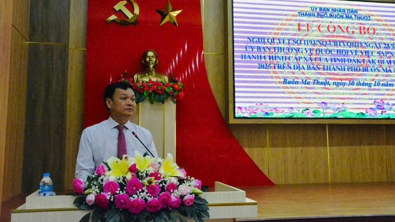 Chủ tịch Ủy ban nhân dân thành phố Buôn Ma Thuột Vũ Văn Hưng phát biểu tại lễ công bố Nghị quyết số 1193 ngày 28/9/2024 của Ủy ban Thường vụ Quốc hội về việc sắp xếp đơn vị hành chính cấp xã.