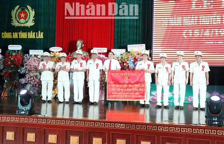 Tại lễ kỷ niệm, Ban Chấp hành Đảng bộ tỉnh Đắk Lắk trao tặng Phòng Cảnh sát cơ động Công an tỉnh Đắk Lắk bức trướng mang dòng chữ "Lực lượng Cảnh sát cơ động Công an tỉnh Đắk Lắk-Lá chắn thép bảo vệ bình yên cuộc sống''.