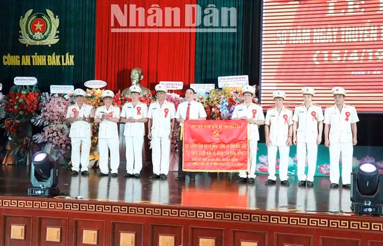 Tại lễ kỷ niệm, Ban Chấp hành Đảng bộ tỉnh Đắk Lắk trao tặng Phòng Cảnh sát cơ động Công an tỉnh Đắk Lắk bức trướng mang dòng chữ "Lực lượng Cảnh sát cơ động Công an tỉnh Đắk Lắk-Lá chắn thép bảo vệ bình yên cuộc sống''.