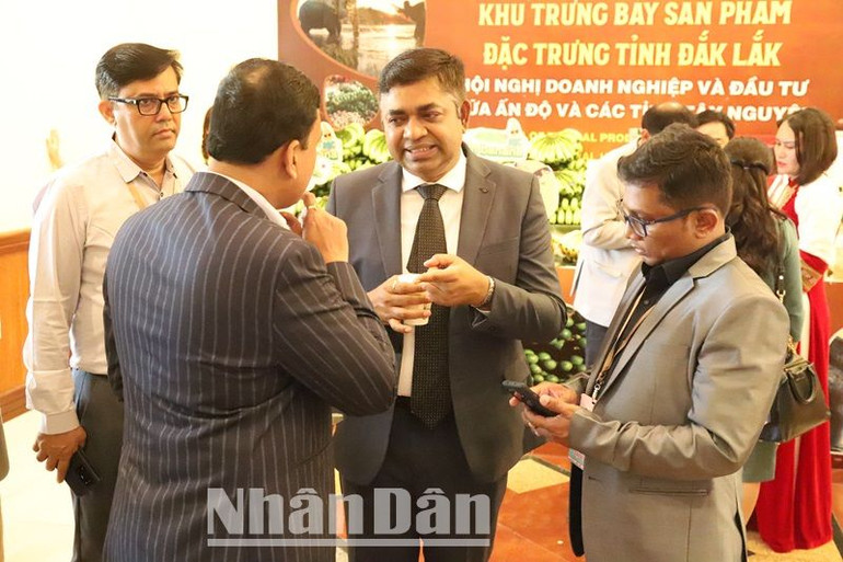 Các đại biểu và doanh nghiệp của Ấn Độ và Đắk Lắk trao đổi bên lề hội nghị. Các đại biểu và doanh nghiệp của Ấn Độ và Đắk Lắk trao đổi bên lề hội nghị.
