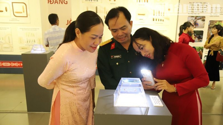 Các đại biểu thăm quan “Bộ Sưu tập mũi khoan đá Thác Hai” - Bảo vật quốc gia đầu tiên của tỉnh Đắk Lắk.