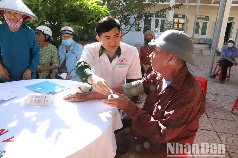 Cán bộ quân y khám bệnh miễn phí cho người dân xã biên giới trong Ngày hội Biên phòng toàn dân.