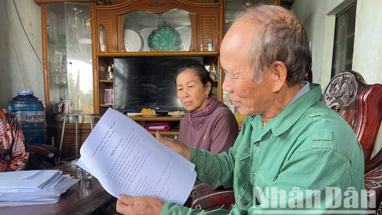 Ông Lưu Quang Mùi ở thôn Đắk Hoa, xã Tân Thành, huyện Krông Nô năm nay đã 72 tuổi làm đơn tố cáo bà Trần Thị Mai, chủ Đại lý thu mua nông sản Mai Cầu lợi dụng lòng tin chiếm đoạt tài sản.