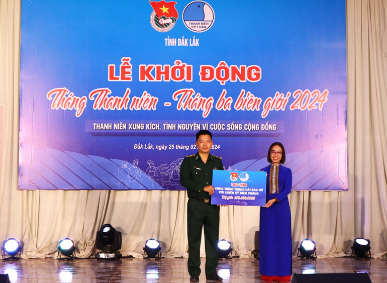 Hỗ trợ nguồn lực thực hiện công trình “Tượng đài bác Hồ với chiến sĩ Biên phòng” với tổng giá trị là 150 triệu đồng.