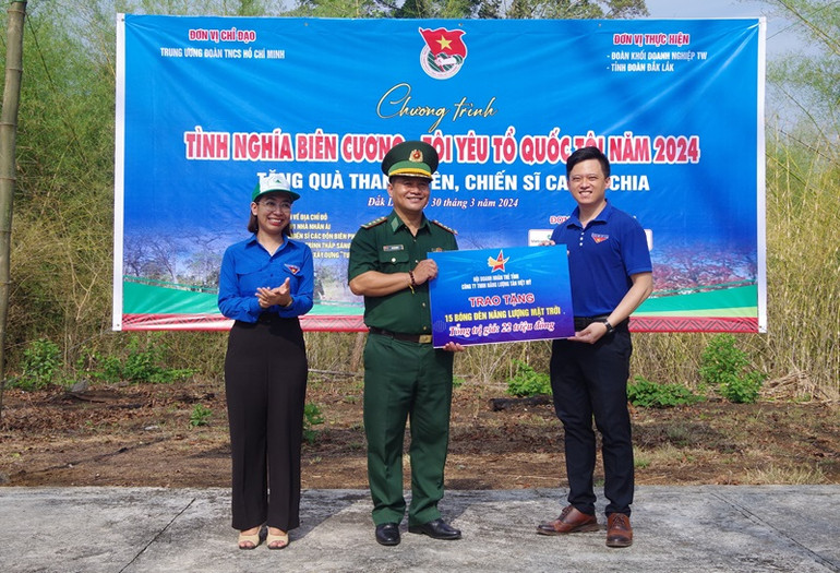 Đoàn công tác của Trung ương Đoàn trao tặng bóng đèn năng lượng mặt trời cho Bộ đội Biên phòng tỉnh Đắk Lắk.