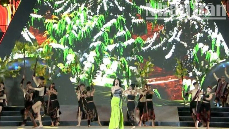 Đảng bộ, chính quyền và Nhân dân các dân tộc tỉnh Đắk Lắk tiếp tục đoàn kết, quyết tâm cao, nỗ lực lớn, thực hiện thắng lợi các chỉ tiêu, nhiệm vụ mà Đảng bộ tỉnh đã đề ra, người dân có cuộc sống phồn vinh, hạnh phúc, tạo khí thế mới, vận hội mới, góp phần cùng cả nước bước vào kỷ nguyên mới, kỷ nguyên vươn mình của dân tộc.