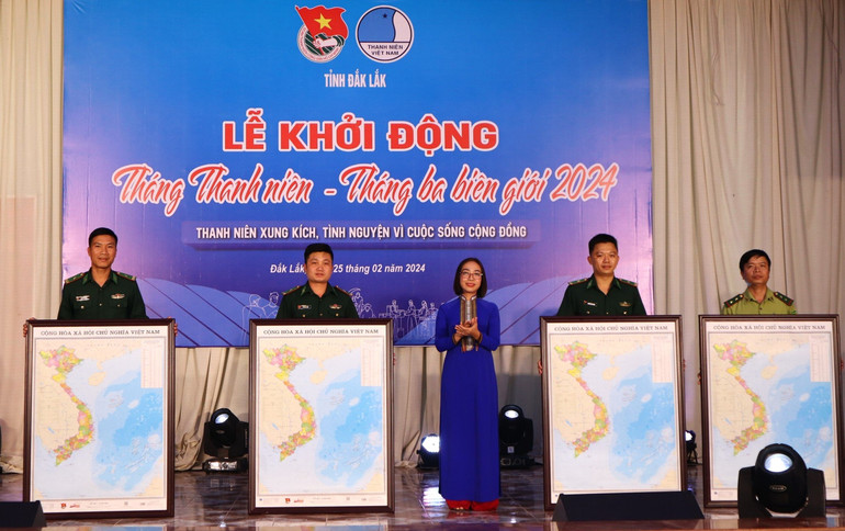 Bí thư Tỉnh đoàn Đắk Lắk H'Giang Niê trao tặng bản đồ “Tự hào một dải non sông” cho Đoàn Thanh niên các đồn biên phòng, các đơn vị, địa phương trên tuyến biên giới.