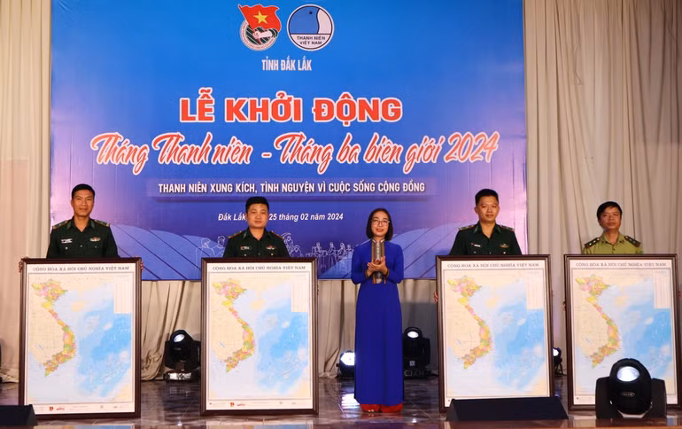 Bí thư Tỉnh đoàn Đắk Lắk H'Giang Niê trao tặng bản đồ “Tự hào một dải non sông” cho Đoàn Thanh niên các đồn biên phòng, các đơn vị, địa phương trên tuyến biên giới.