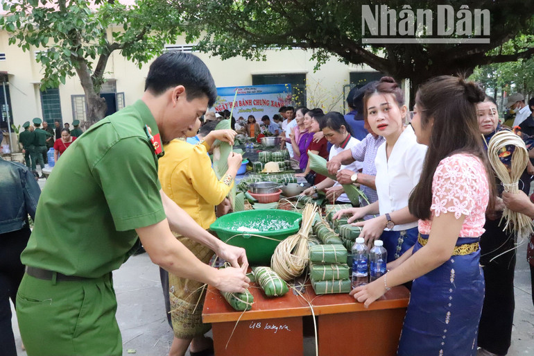 Cán bộ, chiến sĩ công an xã biên giới Krông Na, huyện Buôn Đôn tham gia gói bánh chưng tặng người dân biên giới đón Tết Nguyên đán Giáp Thìn 2024.