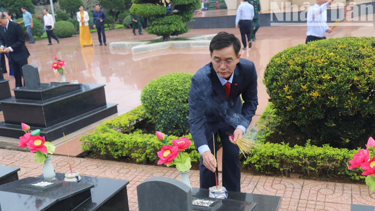 Bí thư Tỉnh Đắk Lắk Nguyễn Đình Trung thắp hương tưởng nhớ các anh hùng liệt sĩ đã hy sinh vì độc lập, tự do của dân tộc tại Nghĩa trang Liệt sĩ tỉnh.