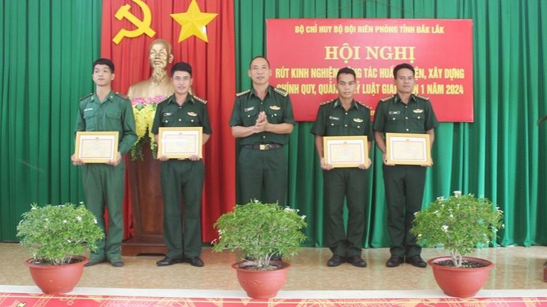 Bộ Chỉ huy Bộ đội Biên phòng tỉnh đã tặng Giấy khen cho 4 cá nhân có thành tích xuất sắc trong luyện tập thi đấu hội thao thể thao quốc phòng toàn lực lượng và Hội thao bắn súng quân dụng toàn lực lượng năm 2024. Bộ Chỉ huy Bộ đội Biên phòng tỉnh đã tặng Giấy khen cho 4 cá nhân có thành tích xuất sắc trong luyện tập thi đấu hội thao thể thao quốc phòng toàn lực lượng và Hội thao bắn súng quân dụng toàn lực lượng năm 2024.