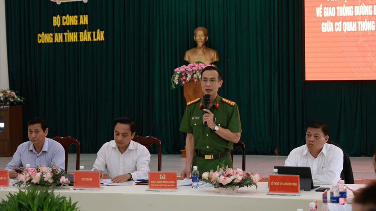 Đại tá Trần Bình Hưng, Phó Giám đốc Công an tỉnh Đắk Lắk phát biểu và trao đổi tại hội nghị.