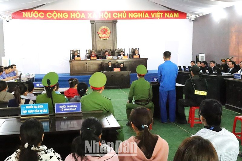 Hội đồng xét xử thẩm vấn, xét hỏi các bị cáo tại phiên tòa.