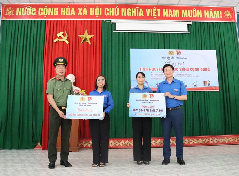 Công an tỉnh và Tỉnh đoàn Hà Nam trao tặng kinh phí thực hiện công trình thắp sáng đường quê và hoạt động an sinh xã hội cho Tỉnh đoàn Đắk Lắk.