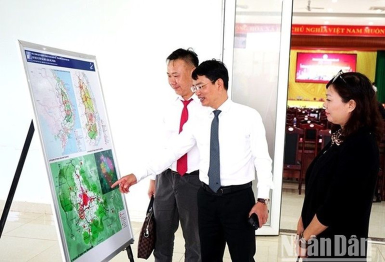 Các đại biểu tìm hiểu thông tin Đồ án điều chỉnh Quy hoạch chung thị xã Buôn Hồ đến năm 2045.