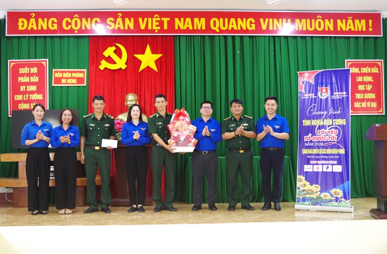 Đoàn công tác của Trung ương Đoàn thăm, tặng quà cán bộ, chiến sĩ các Đồn Biên phòng Bo Heng.