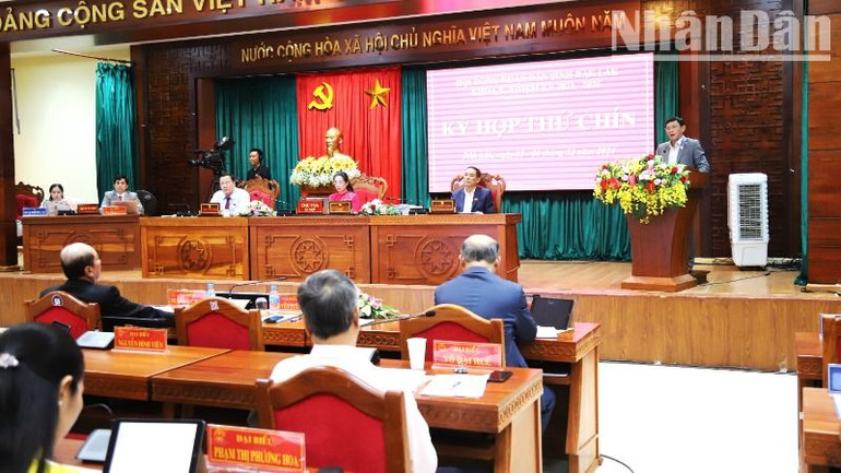 Phó Chủ tịch Thường trực Ủy ban nhân dân tỉnh Đắk Lắk Nguyễn Tuấn Hà giải trình, làm rõ những vấn đề mà các đại biểu Hội đồng nhân dân tỉnh quan tâm.