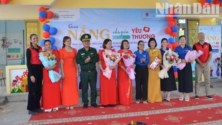 Đại diện các đơn vị trao quà tặng các cô giáo nhân dịp kỷ niệm Ngày Nhà giáo Việt Nam.