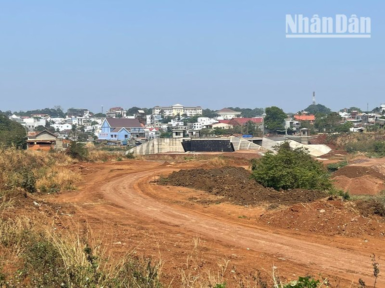 Một dự án thi công chậm tiến độ do vướng mắc trong công tác giải phóng, mặt bằng và tái định cư.