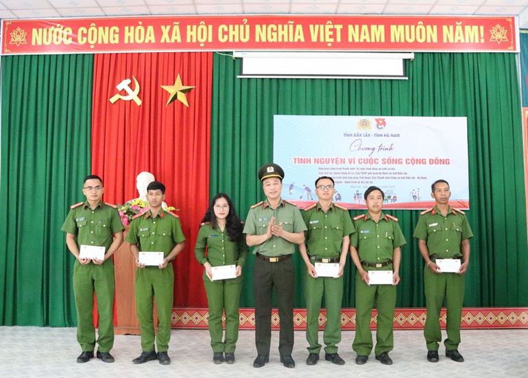 Lãnh đạo Công an tỉnh Hà Nam tặng quà cho Công an xã Cư Pui.