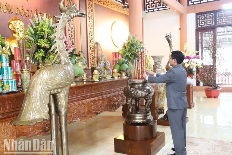 Đồng chí Nguyễn Đình Trung, Ủy viên Trung ương Đảng, Bí thư Tỉnh ủy Đắk Lắk dâng hương tưởng nhớ Chủ tịch Hồ Chí Minh, đại tướng Võ Nguyên Giáp và các anh hùng liệt sĩ.