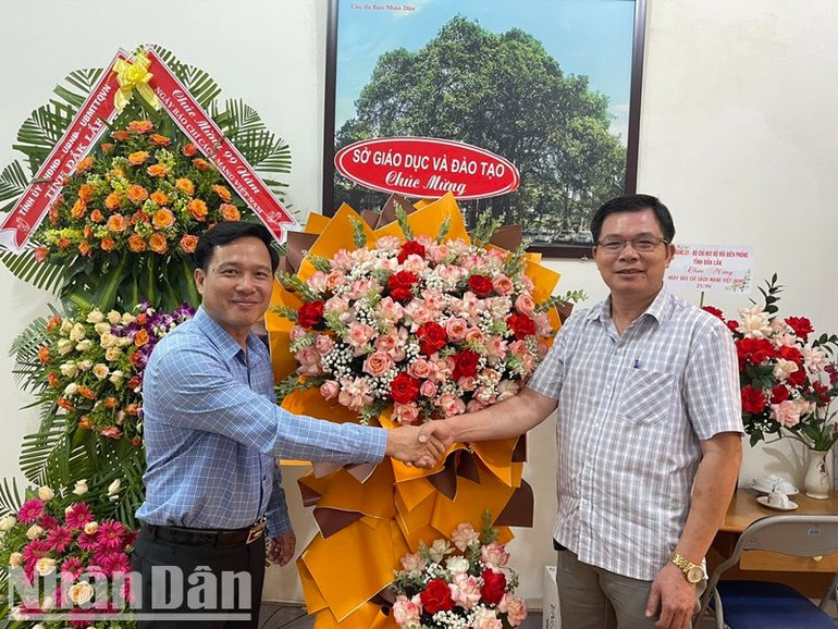 Lãnh đạo Sở Giáo dục và Đào tạo tỉnh Đắk Lắk tặng hoa chúc mừng Văn phòng đại diện Báo Nhân Dân tại Đắk Lắk nhân dịp kỷ niệm 99 năm Ngày Báo chí cách mạng Việt Nam. Lãnh đạo Sở Giáo dục và Đào tạo tỉnh Đắk Lắk tặng hoa chúc mừng Văn phòng đại diện Báo Nhân Dân tại Đắk Lắk nhân dịp kỷ niệm 99 năm Ngày Báo chí cách mạng Việt Nam.