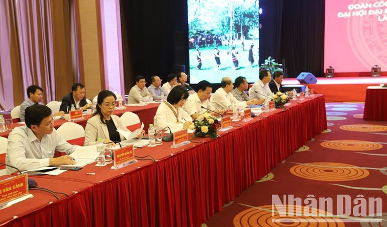 Các đại biểu dự buổi làm việc.