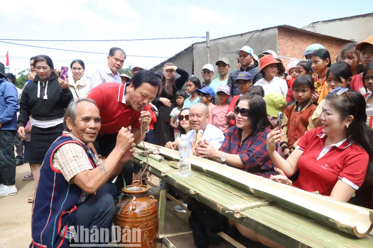 Nhiều du khách tỏ vẻ hết sức thích thú khi uống rượu cần của đồng bào Xơ Đăng.