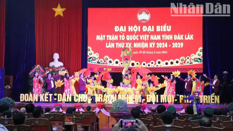 Văn nghệ chào mừng Đại hội.