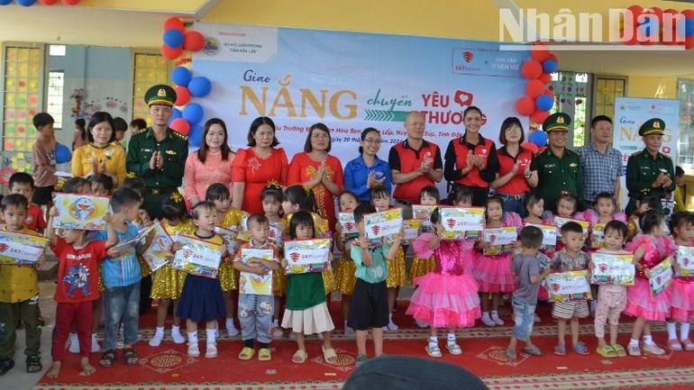 Đại diện các đơn vị trao quà tặng các em học sinh phân hiệu Trường mầm non Hoa Sen tại xã Ia Lốp.