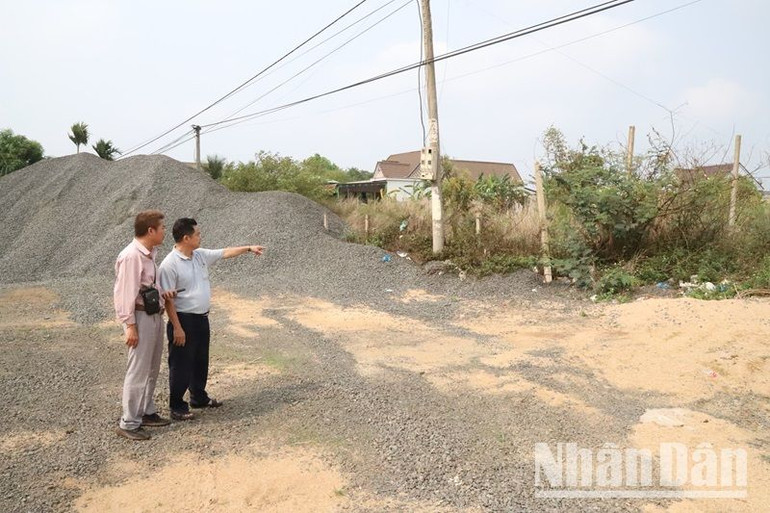 Khu đất được Ủy ban nhân dân tỉnh Đắk Lắk giao cho Ủy ban nhân dân xã Chứ Kbô xây dựng Hội trường thôn Kty 5, nhưng sau đó hủy bỏ quyết định giao đất bị người dân lấn chiếm sử dụng trái phép.