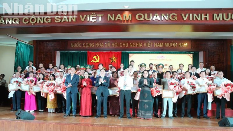 Tặng Bằng khen của Chủ tịch Ủy ban nhân dân tỉnh Đắk Lắk cho các tập thể.