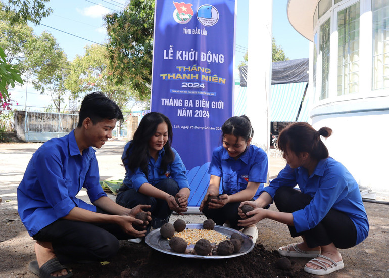 Các thanh niên tình nguyện làm bom giống cây trồng tặng cho các hộ nghèo và gia đình khó khăn ở khu vực biên giới.