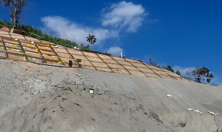 Liên danh nhà thầu do Tập đoàn Đèo Cả đứng đầu đang thi công chống sạt lở thuộc Gói thầu XL01 Dự án đầu tư xây dựng đường bộ cao tốc Khánh Hòa-Buôn Ma Thuột. Liên danh nhà thầu do Tập đoàn Đèo Cả đứng đầu đang thi công chống sạt lở thuộc Gói thầu XL01 Dự án đầu tư xây dựng đường bộ cao tốc Khánh Hòa-Buôn Ma Thuột.