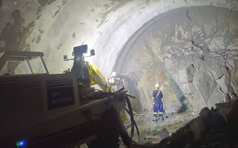 Việc đào hầm được thi công ngày đêm. Việc đào hầm được thi công ngày đêm.