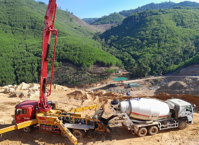 Mặc dù thi công trong điều kiện địa hình đồi núi hết sức khó khăn, nhưng Liên danh nhà thầu do Tập đoàn Đèo Cả đứng đầu quyết tâm đẩy nhanh tiến độ thi công, bảo đảm tiến độ dự án đã đề ra Mặc dù thi công trong điều kiện địa hình đồi núi hết sức khó khăn, nhưng Liên danh nhà thầu do Tập đoàn Đèo Cả đứng đầu quyết tâm đẩy nhanh tiến độ thi công, bảo đảm tiến độ dự án đã đề ra