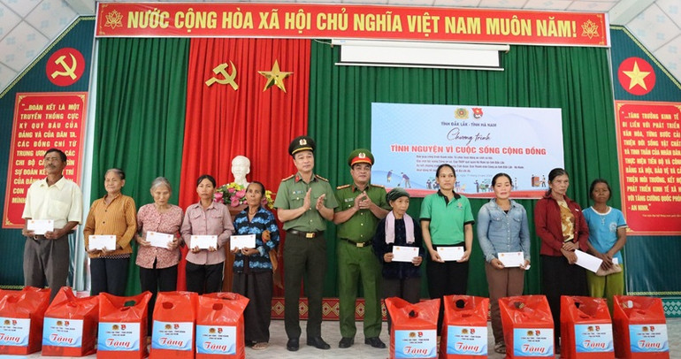 Lãnh đạo Công an 2 tỉnh Đắk Lắk và Hà Nam tặng quà cho các gia đình chính sách, hộ nghèo xã Cư Pui.