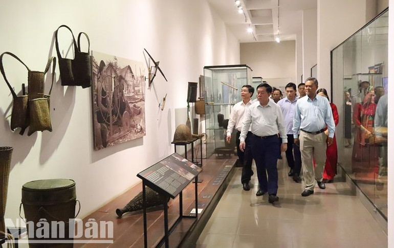 Đồng chí Nguyễn Trọng Nghĩa và đoàn công tác thăm Bảo tàng Đắk Lắk. Đồng chí Nguyễn Trọng Nghĩa và đoàn công tác thăm Bảo tàng Đắk Lắk.