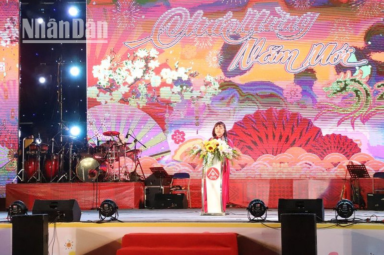 Phó Chủ tịch Ủy ban nhân tỉnh Đắk Lắk H’Yim Kdoh chúc Tết cán bộ, chiến sĩ và nhân dân các dân tộc tỉnh Đắk Lắk. Phó Chủ tịch Ủy ban nhân tỉnh Đắk Lắk H’Yim Kdoh chúc Tết cán bộ, chiến sĩ và nhân dân các dân tộc tỉnh Đắk Lắk.