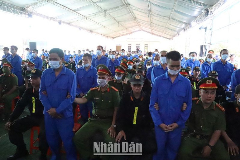 Các bị cáo tại nghe Hội đồng xét xử tuyên án.