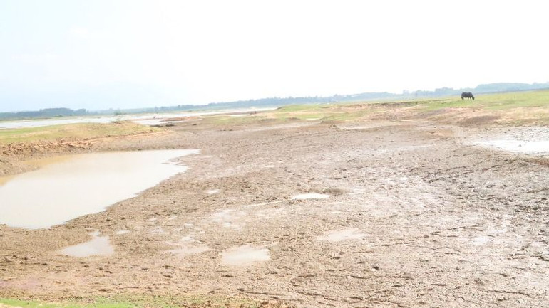 Những năm gần đây, do ảnh hưởng của biến đổi khí hậu, các hiện tượng thời tiết cực đoan như hạn hán kéo dài gây thiệt hại nặng nề cho sản xuất nông nghiệp của tỉnh. Những năm gần đây, do ảnh hưởng của biến đổi khí hậu, các hiện tượng thời tiết cực đoan như hạn hán kéo dài gây thiệt hại nặng nề cho sản xuất nông nghiệp của tỉnh.