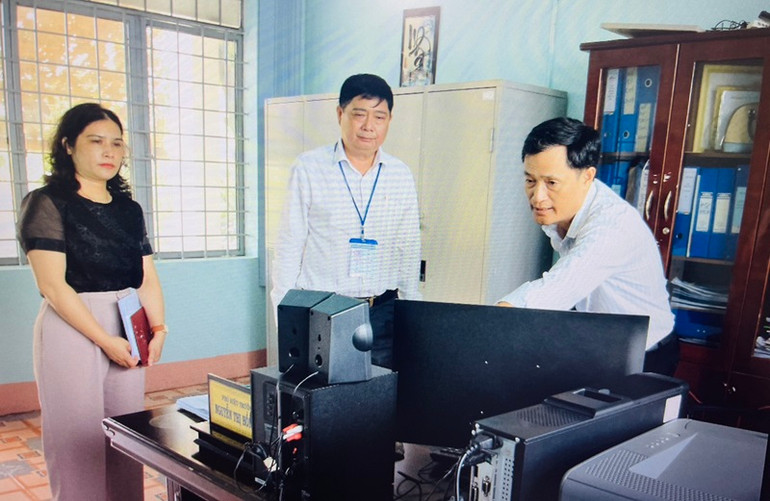 Lãnh đạo Sở Giáo dục và Đào tạo tỉnh Đắk Lắk kiểm tra máy tính phục vụ kỳ thi tại một điểm thi. (Ảnh: Sở Giáo dục và Đào tạo)