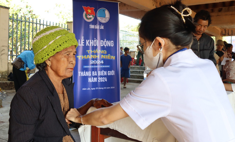 Khám bệnh và cấp thuốc miễn phí cho đồng bào các dân tộc ở khu vực biên giới.