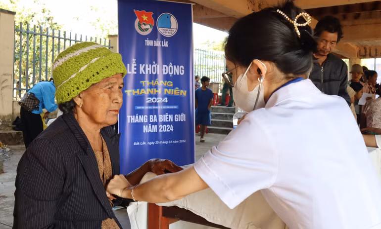 Khám bệnh và cấp thuốc miễn phí cho đồng bào các dân tộc ở khu vực biên giới.
