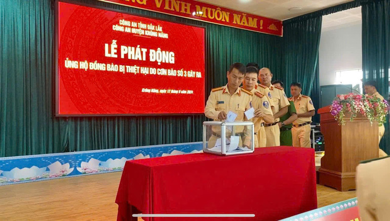 Cán bộ, chiến sĩ cảnh sát giao thông ủng hộ đồng bào vùng lũ lụt các tỉnh phía bắc.