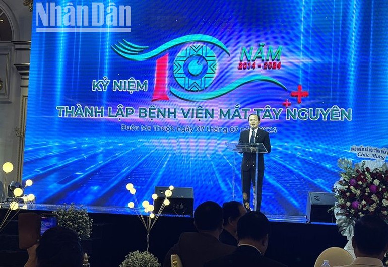 Bác sĩ Chuyên khoa II Trần Đình Tuấn, Giám đốc Bệnh viện mắt Tây Nguyên báo cáo kết quả sau 10 năm thành lập bệnh viện.