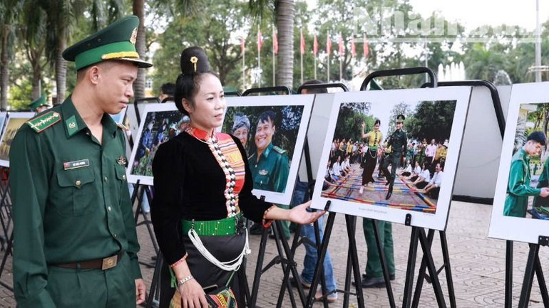 Các cán bộ, chiến sĩ biên phòng và người dân thăm quan triển lãm.