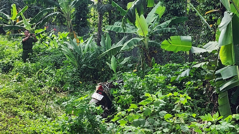 Sau cú tông mạnh, chiếc xe máy lao vào vệ đường và hư hỏng.